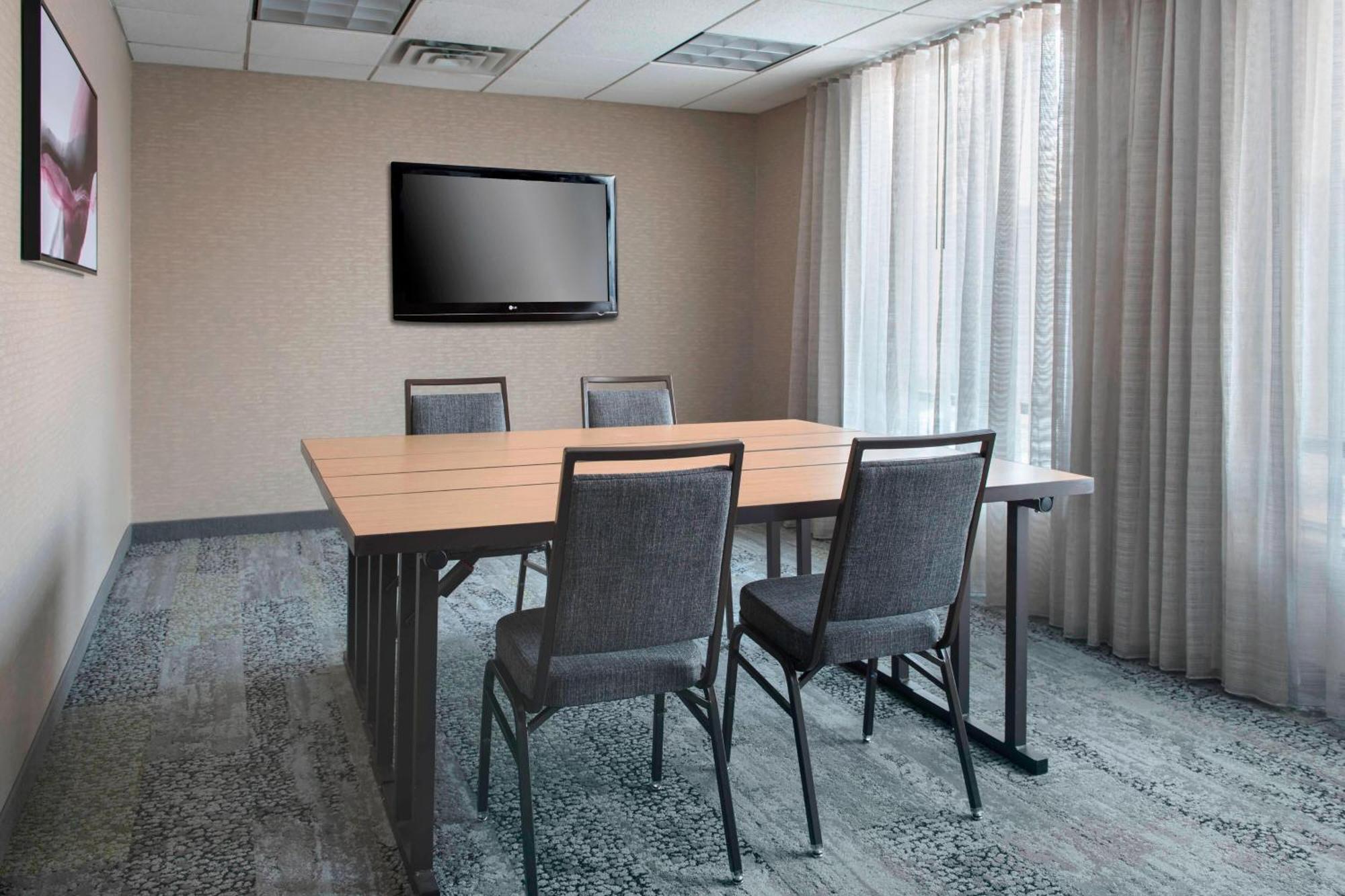 Отель Courtyard By Marriott Lebanon Экстерьер фото