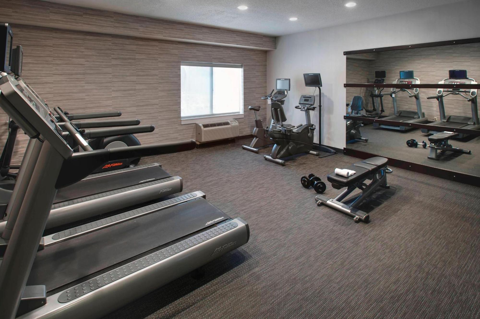 Отель Courtyard By Marriott Lebanon Экстерьер фото